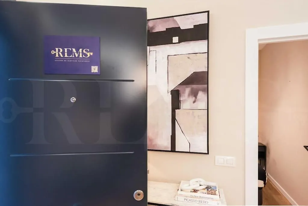 Contemporary Minimalist Apartment By Rems مالقة إسبانيا